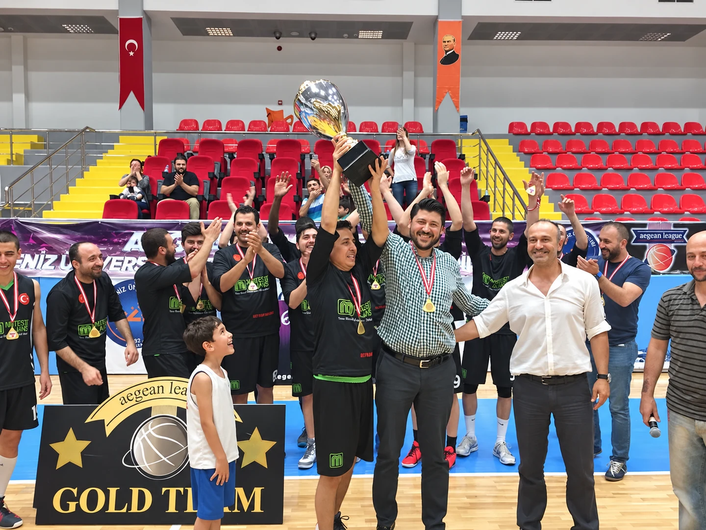 Muhteşem Ajans basketbol takımının kupa kaldırma sevinci