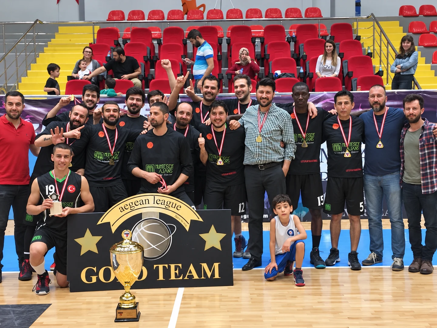 Muhteşem Ajans basketbol takımının şampiyonluk sonrası toplu fotoğrafı