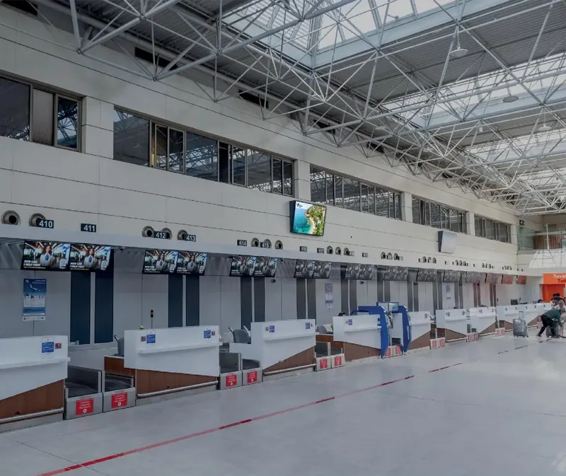 Antalya Havalimanı iç hatlar check-in salonu: 98″ yatay ekran reklam ekranı (T3-GDW3)
