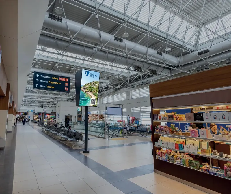 Antalya Havalimanı iç hatlar gate alanı: 86″ dikey ekran reklam ekranı (T3-SDP4)