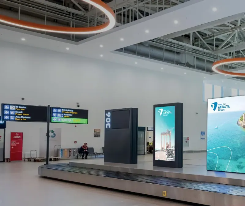 Antalya Havalimanı iç hatlar bagaj alım salonu: 86″ dikey ekran reklam ekranı (T4-GAC3)