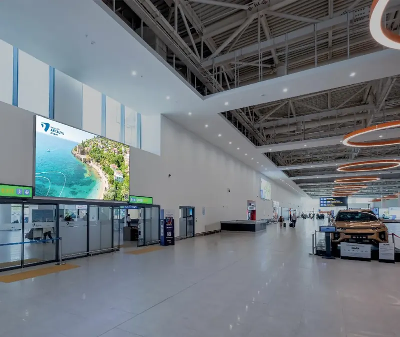 Antalya Havalimanı iç hatlar bagaj alım salonu: LED ekran · 480×270 cm reklam ekranı (T4-GAW15)