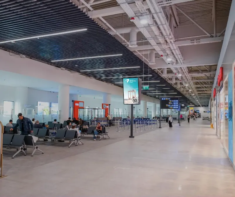 Antalya Havalimanı iç hatlar giden yolcu koridoru: 86″ dikey ekran reklam ekranı (T4-SDP2)